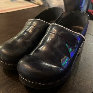 Black semi shiny clogs